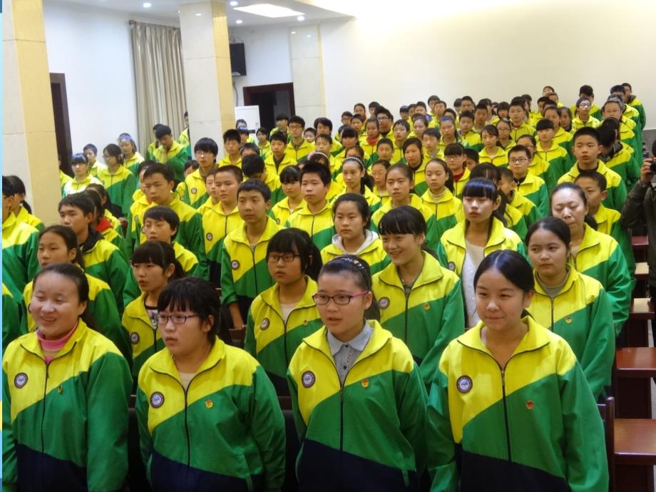 人教版七年级下册美术学习服装搭配_第1页