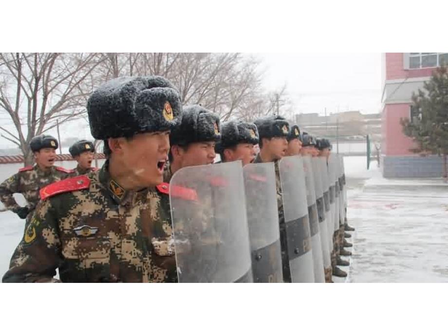 新疆边防官兵雪中开展战术训练图片_第3页
